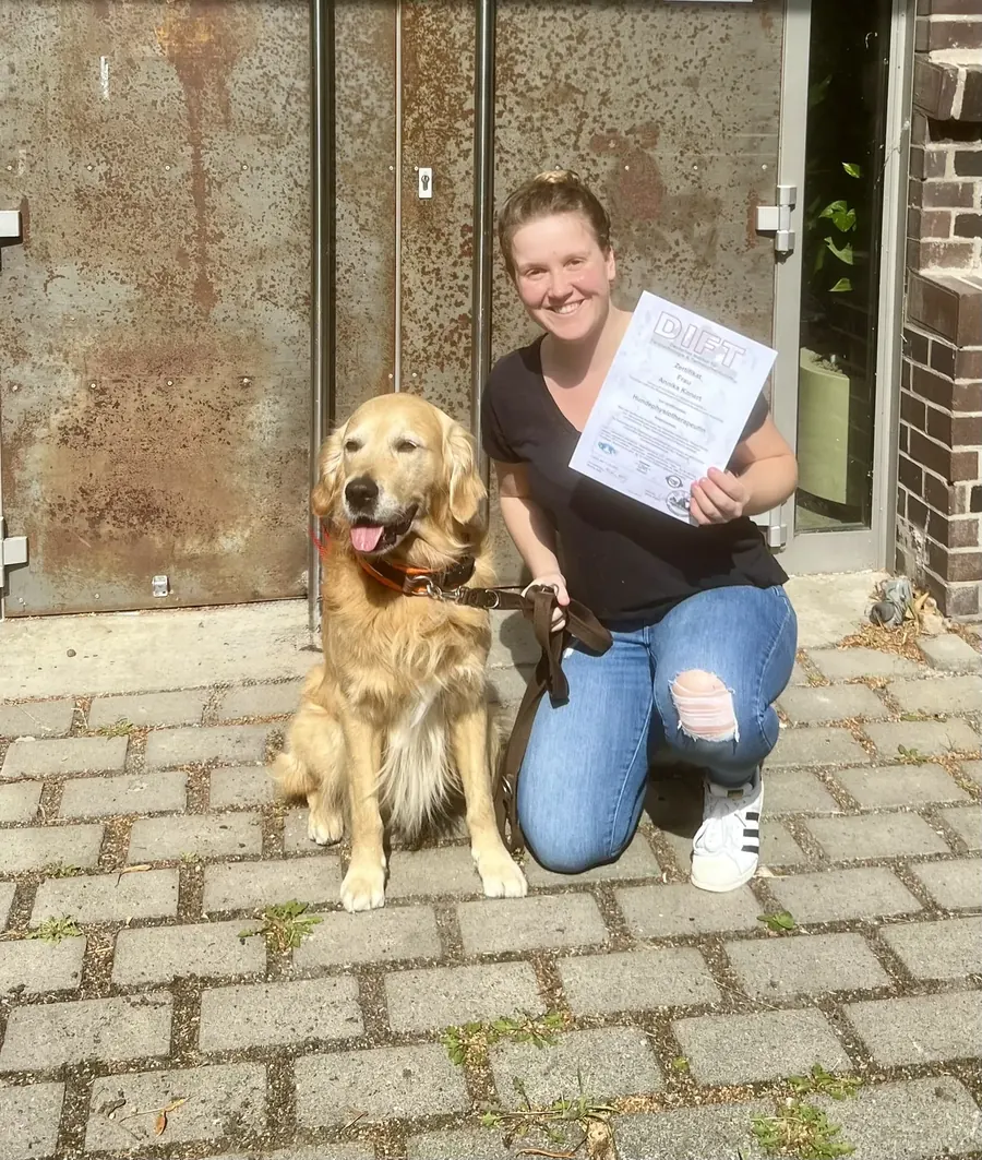 Annika Konert mit Golden Retriever und Zertifikat